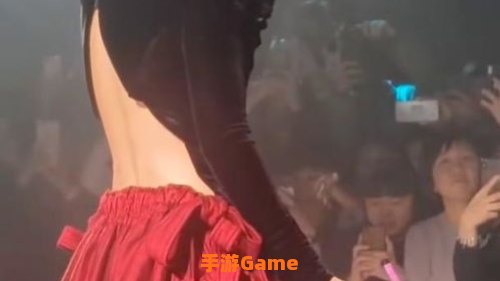 窗外的雨滴一点点累积